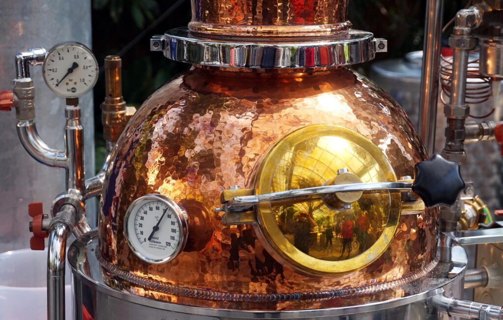 Alambicco in rame per distillare - Foto di Matthias Böckel da Pixabay